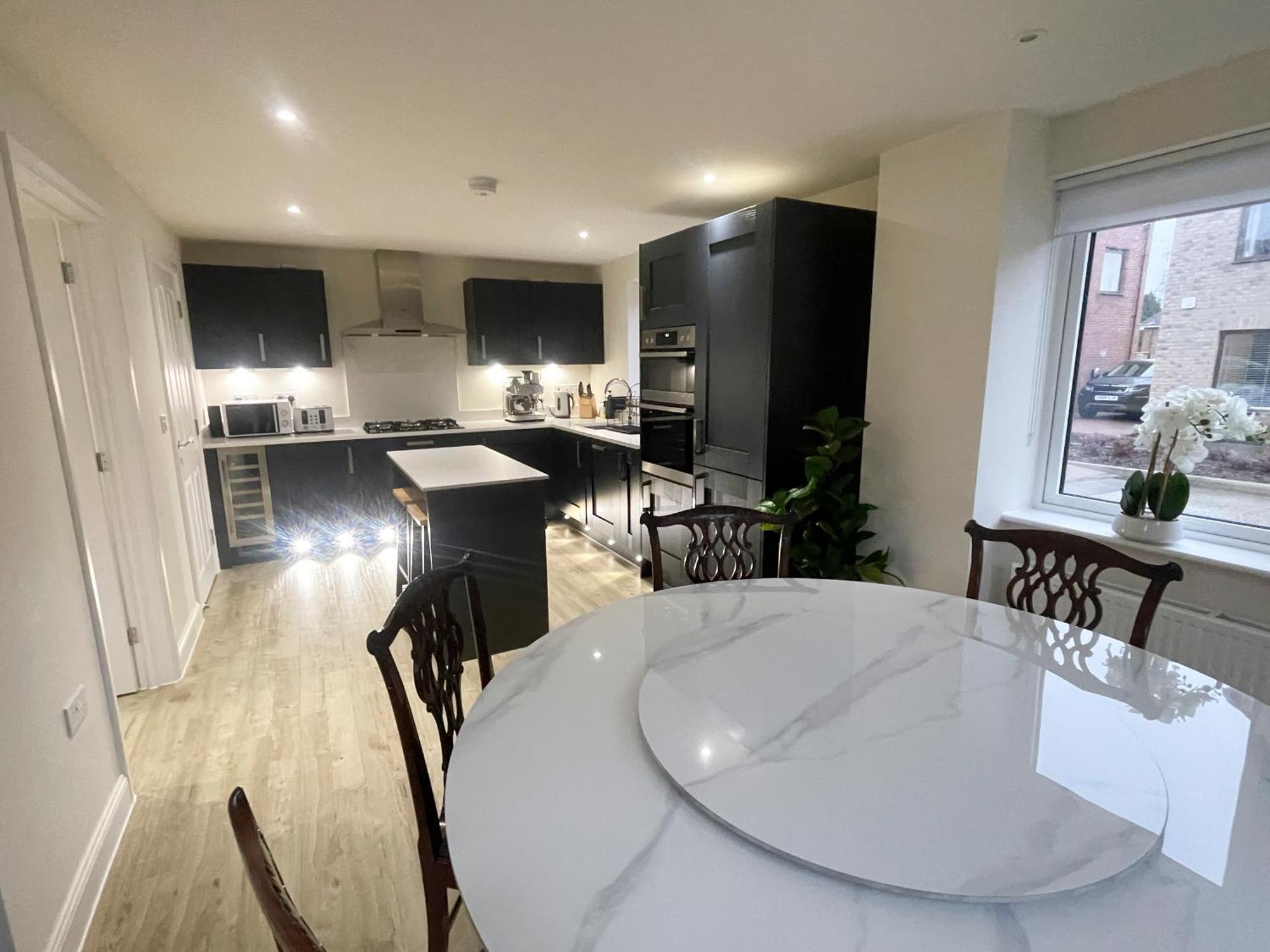 Brand New Prestigious 5 Bed House Near Science Park - Homehost * Cambridge (Cambridgeshire)