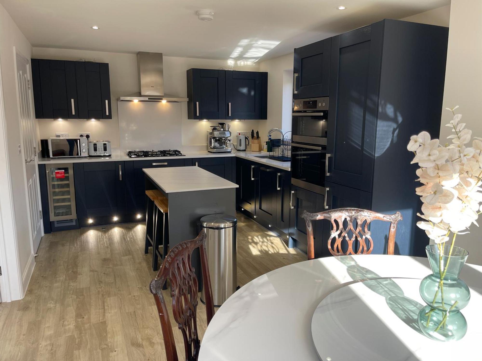 Holiday home Brand New Prestigious 5 Bed House Near Science Park - Homehost